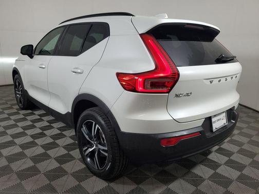 Crystal White 2026 Volvo XC40 Core, B5 AWD Gas (mild hybrid), Dark