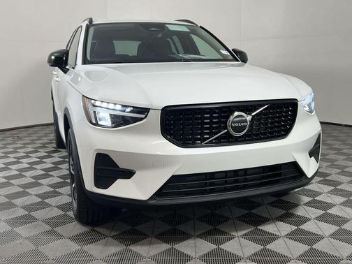 2026 Volvo XC40 B5 Core