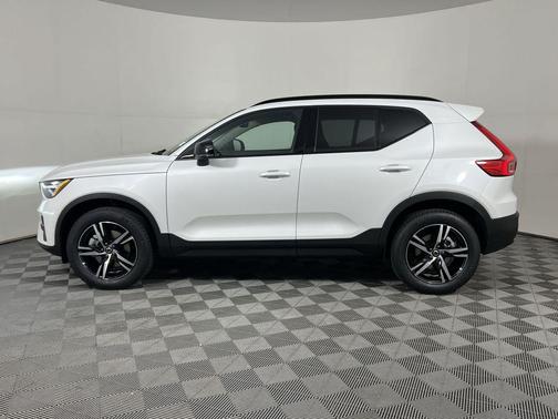 2026 Volvo XC40 B5 Core