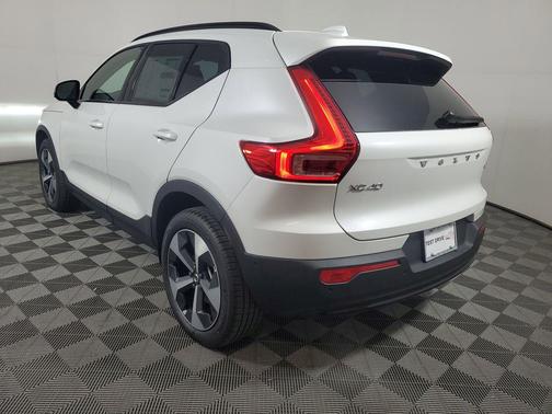 2026 Volvo XC40 Plus, B5 AWD Gas (mild hybrid), Dark