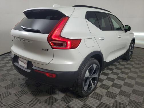 2026 Volvo XC40 Plus, B5 AWD Gas (mild hybrid), Dark
