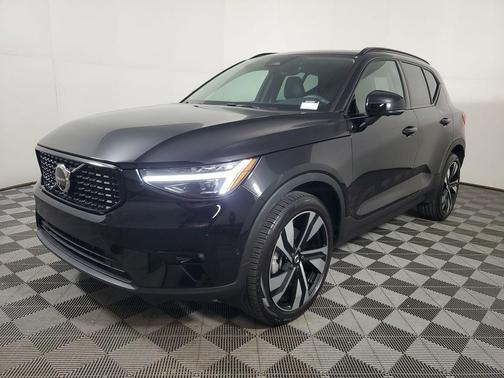 2025 Volvo XC40 B5 Plus Dark Theme