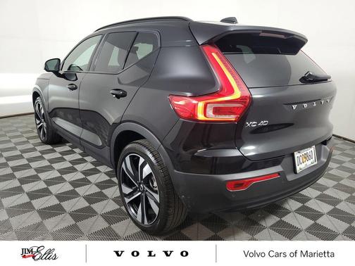 2025 Volvo XC40 B5 Plus Dark Theme