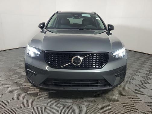 2026 Volvo XC40 Core, B5 AWD Gas (mild hybrid), Dark