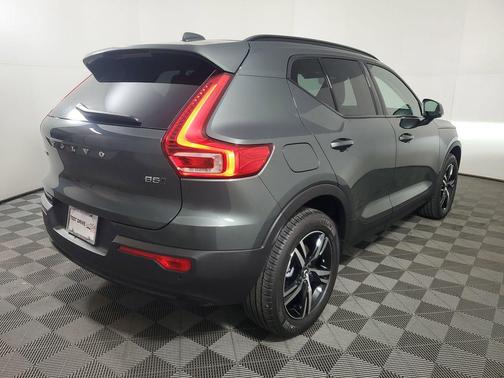 2026 Volvo XC40 Core, B5 AWD Gas (mild hybrid), Dark