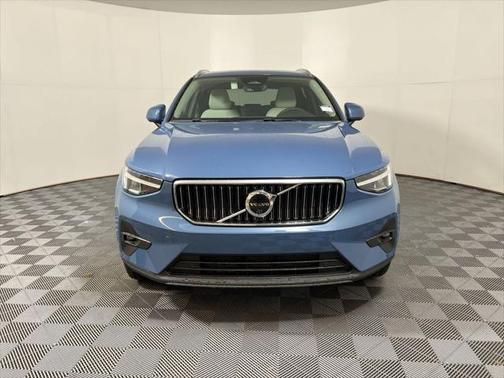 2025 Volvo XC40 B5 Plus Bright Theme
