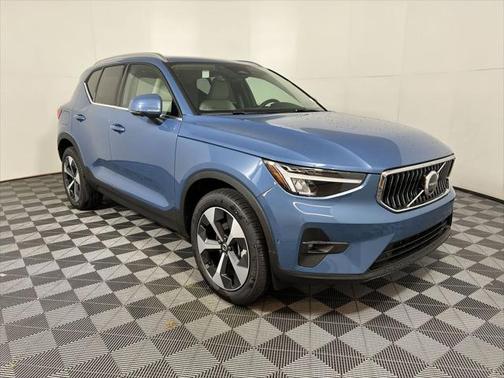 2025 Volvo XC40 B5 Plus Bright Theme