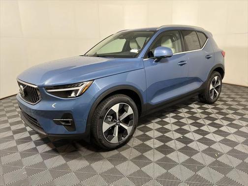 2025 Volvo XC40 B5 Plus Bright Theme