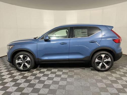 2025 Volvo XC40 B5 Plus Bright Theme