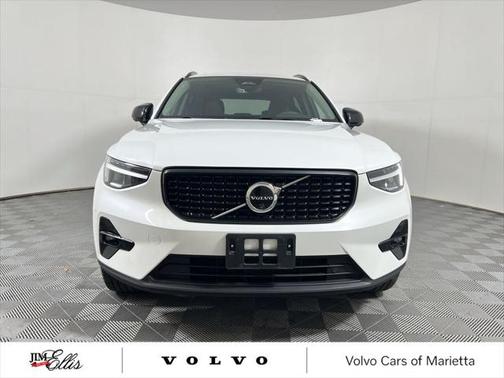 2025 Volvo XC40 B5 Plus Dark Theme