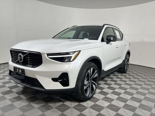 2025 Volvo XC40 B5 Plus Dark Theme