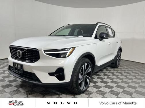 2025 Volvo XC40 B5 Plus Dark Theme
