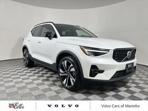 2025 Volvo XC40 B5 Plus Dark Theme