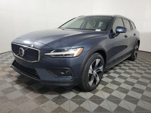 2026 Volvo V60 Cross Country Plus, B5 AWD Gas (mild hybrid)