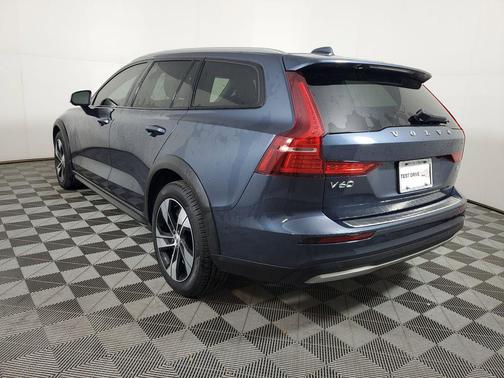 2026 Volvo V60 Cross Country Plus, B5 AWD Gas (mild hybrid)