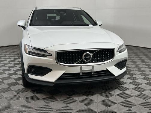 2025 Volvo V60 Cross Country B5 Plus