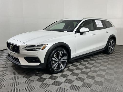 2025 Volvo V60 Cross Country B5 Plus