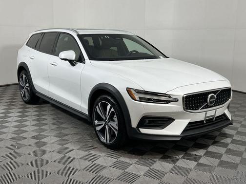 2025 Volvo V60 Cross Country B5 Plus