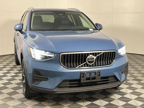 2025 Volvo XC40 B5 Core Bright Theme