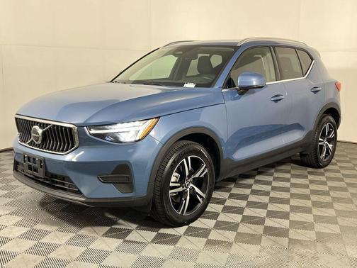 2025 Volvo XC40 B5 Core Bright Theme