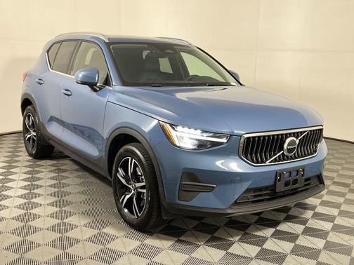 2025 Volvo XC40 B5 Core Bright Theme