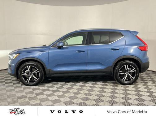 2025 Volvo XC40 B5 Core Bright Theme