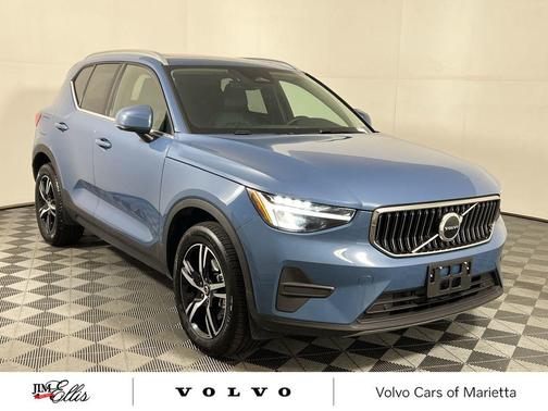 2025 Volvo XC40 B5 Core Bright Theme