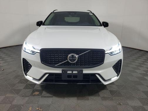 2023 Volvo XC60 B5 Plus Dark Theme