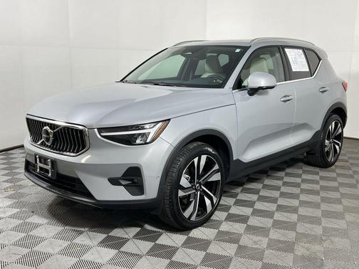 2024 Volvo XC40 B5 Plus Bright Theme
