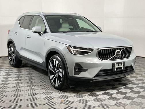 2024 Volvo XC40 B5 Plus Bright Theme
