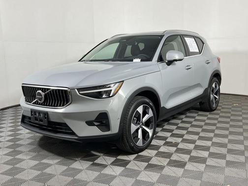 2025 Volvo XC40 B5 Plus Bright Theme