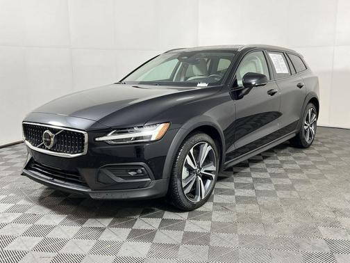 2025 Volvo V60 Cross Country Plus, B5 AWD Gas (mild hybrid)