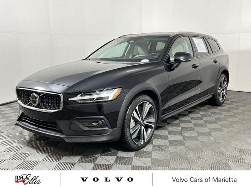 2025 Volvo V60 Cross Country Plus, B5 AWD Gas (mild hybrid)