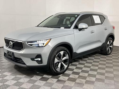 2024 Volvo XC40 B5 Plus Bright Theme