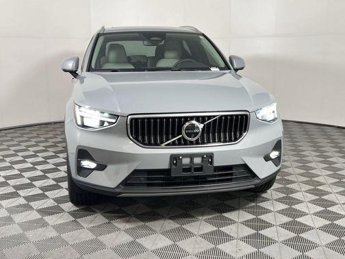 2024 Volvo XC40 B5 Plus Bright Theme