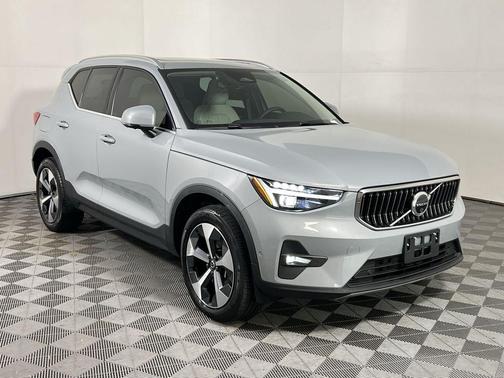 2024 Volvo XC40 B5 Plus Bright Theme