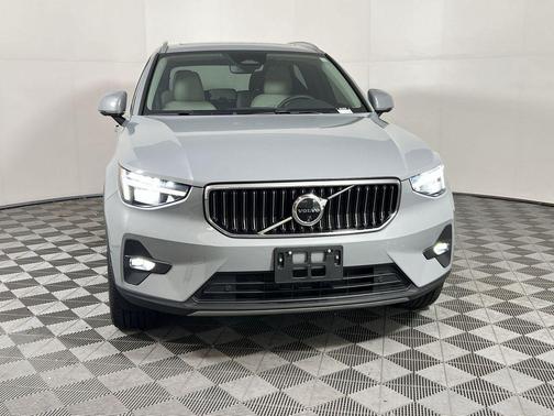 2024 Volvo XC40 B5 Plus Bright Theme