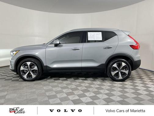 2024 Volvo XC40 B5 Plus Bright Theme