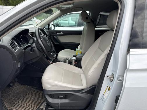 White Silver Metallic 2019 Volkswagen Tiguan 2.0T SE