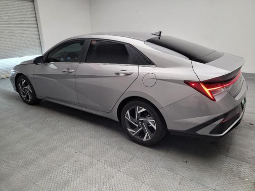 Fluid Metal 2025 Hyundai ELANTRA SEL