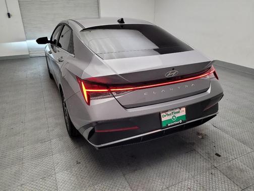 Fluid Metal 2025 Hyundai ELANTRA SEL
