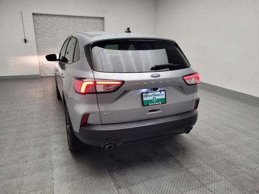 Iconic Silver Metallic 2022 Ford Escape SE