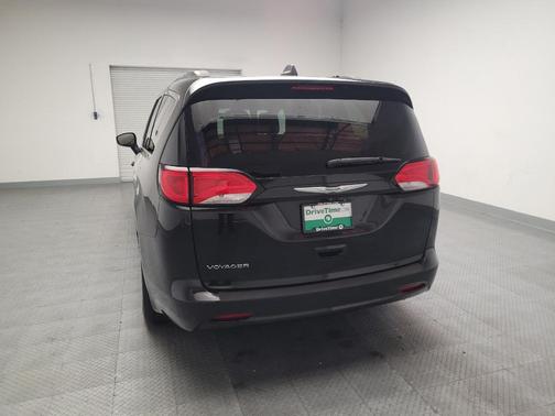 Brilliant Black Crystal Pearlcoat 2021 Chrysler Voyager LXI