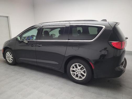 Brilliant Black Crystal Pearlcoat 2021 Chrysler Voyager LXI