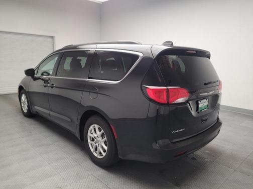 Brilliant Black Crystal Pearlcoat 2021 Chrysler Voyager LXI