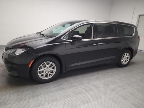 Brilliant Black Crystal Pearlcoat 2017 Chrysler Pacifica Touring