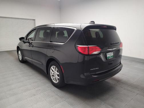 Brilliant Black Crystal Pearlcoat 2017 Chrysler Pacifica Touring