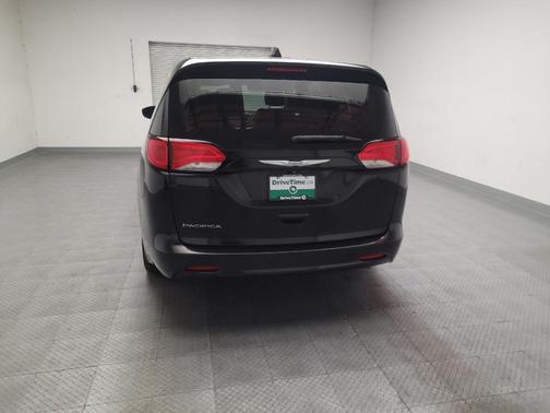 Brilliant Black Crystal Pearlcoat 2017 Chrysler Pacifica Touring