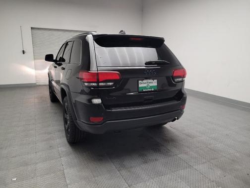 Diamond Black Crystal Pearlcoat 2019 Jeep Grand Cherokee Upland