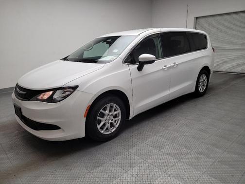Bright White Clearcoat 2022 Chrysler Voyager LX